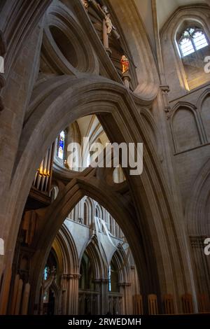 Wells.Somerset.Vereinigtes Königreich. 2023. Blick auf das Kirchenschiff und die Scherenbögen in der Wells-Kathedrale in Somerset Stockfoto