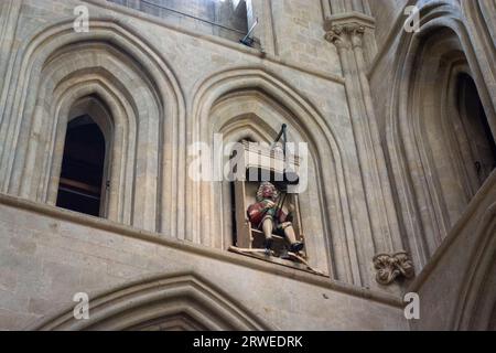 Wells.Somerset.Vereinigtes Königreich. 2023. Blick auf die Uhr in der Kirche Stockfoto