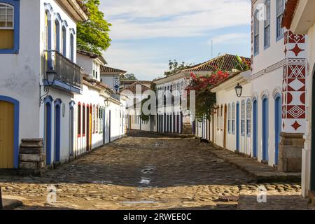 Typische Kopfsteinpflasterstraße mit Kolonialbauten in der historischen Stadt Paraty, Brasilien Stockfoto