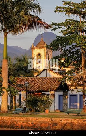 Abendstimmung in der Kolonialstadt Paraty mit Igreja de Santa Rita, Kolonialbauten und tropischem Hügel Stockfoto