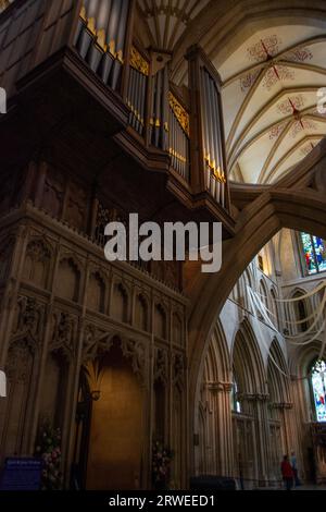 Wells.Somerset.Vereinigtes Königreich. 2023. Blick auf das Kirchenschiff und die Scherenbögen in der Wells-Kathedrale in Somerset Stockfoto
