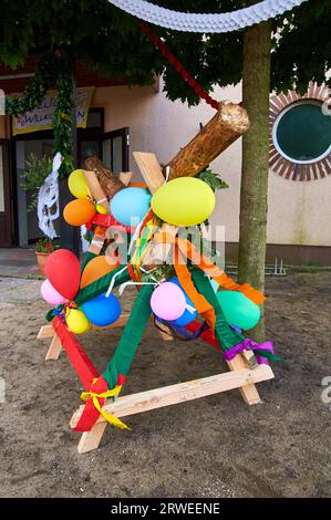 Hochzeit spiel Baumstamm sah Stockfoto