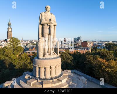 Blick aus der Vogelperspektive auf das Bismarck-Denkmal mit der Hauptkirche St. Michaelis (Michel) und die Elphilharmonie im Hintergrund, Alter Elbpark, Hamburg Stockfoto