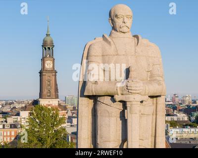 Blick aus der Vogelperspektive auf das Bismarck-Denkmal mit der Hauptkirche St. Michaelis (Michel) im Hintergrund, Alter Elbpark, Hamburg, Deutschland Stockfoto