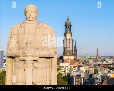 Blick aus der Vogelperspektive auf das Bismarck-Denkmal mit der Hauptkirche St. Michaelis (Michel) im Hintergrund, Alter Elbpark, Hamburg, Deutschland Stockfoto