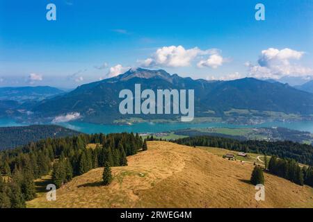 Drohnenaufnahme, Blick von Breitenberg nach Wolfgangsee und Schafberg, Salzkammergut, Land Salzburg, Österreich Stockfoto