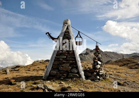 Kunst auf dem Berg am Timmelsjoch, Symbol für die Verbindung zwischen dem Berg mit der Seilbahn und dem Meer mit der venezianischen Gondel Stockfoto