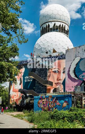 Graffiti auf Teufelsberg, ehemalige Abhöranlage der USA in Grunewald in Berlin, Deutschland Stockfoto