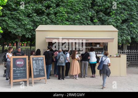 Schlange vor einem Eisstand im Tuileries Garden, Paris, Frankreich Stockfoto