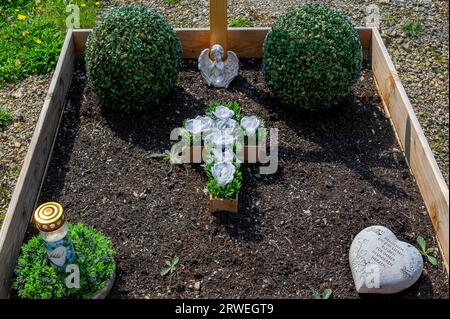 Einfaches Grab mit betendem Engel, Herzen und Grablicht, Sibratshofen, Allgaeu, Bayern, Deutschland Stockfoto