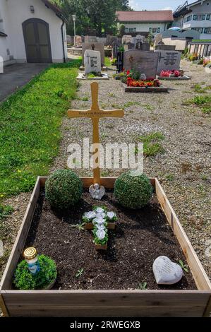 Friedhof und einfaches Grab mit betendem Engel, Herzen und Grablicht, Sibratshofen, Allgaeu, Bayern, Deutschland Stockfoto