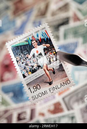 Finnische Gedenkmarke von 1989. Hannes Kolehmainen (9. Dezember 1889) (Kuopio ? 11. Januar 1966) war ein finnischer Langstreckenläufer Stockfoto