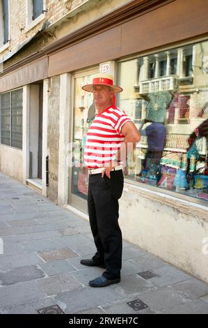 Ein Gondolier in seiner Uniform. Venedig, Venetien, Italien Stockfoto