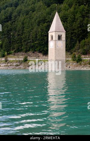 Der Kirchturm von St. Peter im Reschensee Stockfoto