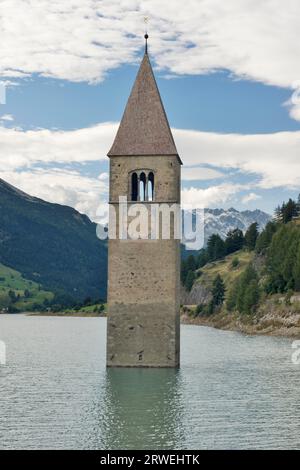 Der Kirchturm von St. Peter im Reschensee Stockfoto