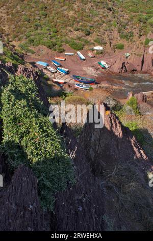 Der Naturhafen Porto Ferro mit seinen Fischerbooten im Südwesten Sardiniens Stockfoto