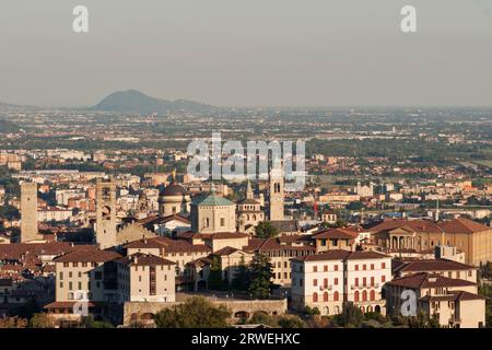 Die Altstadt von Bergamo ragt über dem Po-Tal Stockfoto