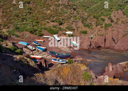 Der Naturhafen Porto Ferro mit seinen Fischerbooten im Südwesten Sardiniens Stockfoto