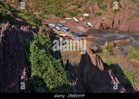 Der Naturhafen Porto Ferro mit seinen Fischerbooten im Südwesten Sardiniens Stockfoto