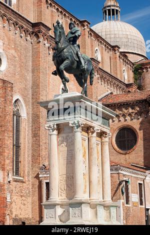 Die Reiterstatue der Condottiere Bartolomeo Colleoni, nach einem Wachsmodell von Andrea del Verrocchio, in Bronze gegossen von Alessandro Leopardi auf dem Stockfoto