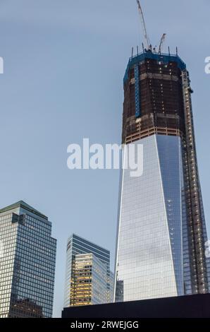 New York, USA, 3. Dezember 2011: Das fast fertiggestellte World Trade Center mit einem Turm und blauem Himmel Stockfoto