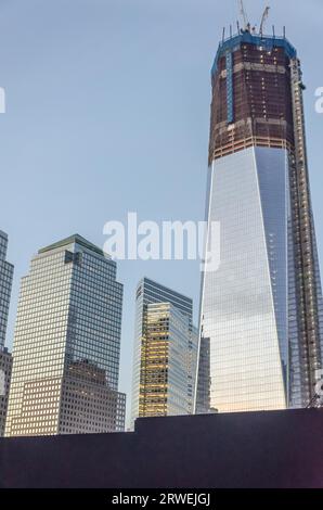 New York, USA, 3. Dezember 2011: Das fast fertiggestellte World Trade Center mit einem Turm und blauem Himmel Stockfoto