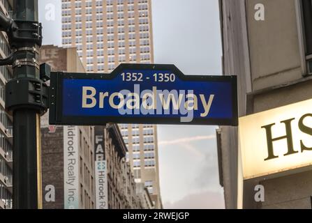 New York, USA, 4. Dezember 2011: Beleuchtete Fassaden von Broadway-Geschäften und Theatern am Times Square, NYC Stockfoto