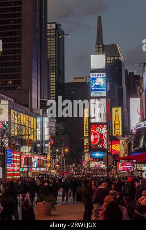 New York, USA, 4. Dezember 2011: Beleuchtete Fassaden von Broadway-Geschäften und Theatern am Times Square, NYC Stockfoto