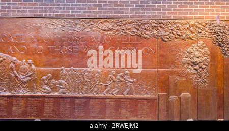 New York, USA, 3. Dezember 2011: May We Never Forget, geschrieben auf der bronzenen Basreliefmauer der FDNY Ten House Fire Station Stockfoto