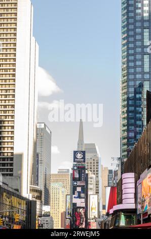 New York, USA, 4. Dezember 2011: Beleuchtete Fassaden von Broadway-Geschäften und Theatern am Times Square, NYC Stockfoto