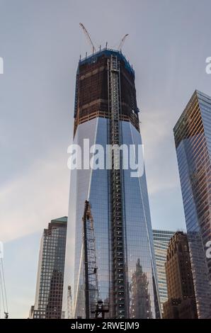 New York, USA, 3. Dezember 2011: Das fast fertiggestellte World Trade Center mit einem Turm und blauem Himmel Stockfoto