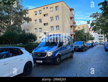 Berlin, Deutschland. September 2023. Ein Polizeirettungsfahrzeug steht bei einem Überfall auf eine Neonazis-Gruppe in Berlin-Alt-Hohenschönhausen. Bundesinnenminister Faeser hat den rechtsextremen Verein "Hammerskins Deutschland" sowie seine regionalen Ableger und die Unterorganisation "Crew 38" verboten. Nach Angaben des ministeriums durchsuchten Polizeieinsatzkräfte am frühen Morgen die Wohnungen von 28 mutmaßlichen Mitgliedern des Vereins in zehn deutschen staaten. Kredit: Dominik Totaro/dpa - ACHTUNG: Person(en) und Nummernschild(e) wurden aus rechtlichen Gründen pixeliert/dpa/Alamy Live News Stockfoto