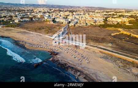 Blick aus der Vogelperspektive auf den neu fertiggestellten Paphos Küstenpfad, der den Paphos Hafen und den Paphos Municipal Beach, Paphos, Zypern, verbindet. Stockfoto