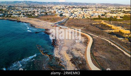 Blick aus der Vogelperspektive auf den neu fertiggestellten Paphos Küstenpfad, der den Paphos Hafen und den Paphos Municipal Beach, Paphos, Zypern, verbindet. Stockfoto