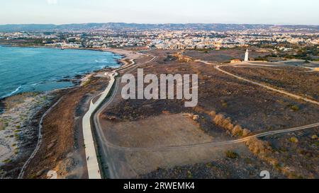 Blick aus der Vogelperspektive auf den neu fertiggestellten Paphos Küstenpfad, der den Paphos Hafen und den Paphos Municipal Beach, Paphos, Zypern, verbindet. Stockfoto