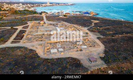 Vogelperspektive auf Paphos Archäologischen Park, UNESCO-Weltkulturerbe und Paphos Hafen in der Ferne, Paphos Zypern. Stockfoto