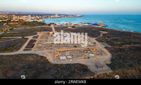 Vogelperspektive auf Paphos Archäologischen Park, UNESCO-Weltkulturerbe und Paphos Hafen in der Ferne, Paphos Zypern. Stockfoto