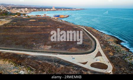 Blick aus der Vogelperspektive auf den neu fertiggestellten Paphos Küstenpfad, der den Paphos Hafen und den Paphos Municipal Beach, Paphos, Zypern, verbindet. Stockfoto