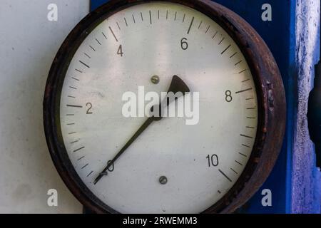 Altes Rundmanometer mit Skala und Pfeilen im Nahbereich. Stockfoto