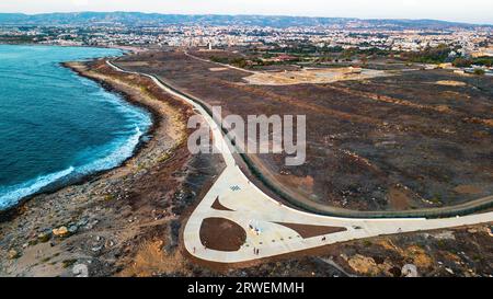 Blick aus der Vogelperspektive auf den neu fertiggestellten Paphos Küstenpfad, der den Paphos Hafen und den Paphos Municipal Beach, Paphos, Zypern, verbindet. Stockfoto