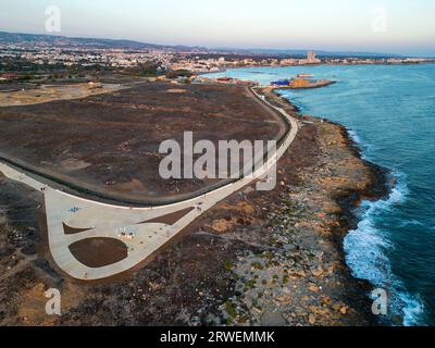 Blick aus der Vogelperspektive auf den neu fertiggestellten Paphos Küstenpfad, der den Paphos Hafen und den Paphos Municipal Beach, Paphos, Zypern, verbindet. Stockfoto