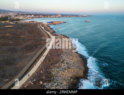 Blick aus der Vogelperspektive auf den neu fertiggestellten Paphos Küstenpfad, der den Paphos Hafen und den Paphos Municipal Beach, Paphos, Zypern, verbindet. Stockfoto