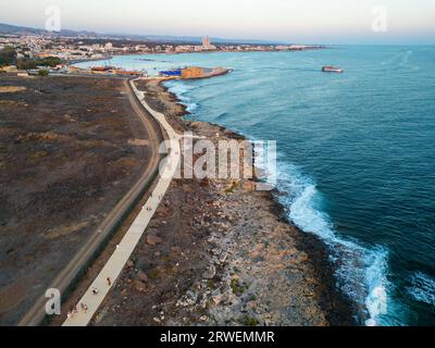 Blick aus der Vogelperspektive auf den neu fertiggestellten Paphos Küstenpfad, der den Paphos Hafen und den Paphos Municipal Beach, Paphos, Zypern, verbindet. Stockfoto