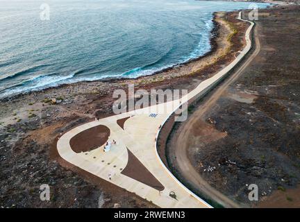 Blick aus der Vogelperspektive auf den neu fertiggestellten Paphos Küstenpfad, der den Paphos Hafen und den Paphos Municipal Beach, Paphos, Zypern, verbindet. Stockfoto