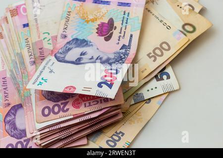 Geld der Ukraine. Hintergrund der ukrainischen Hrywna-Banknoten. Hrywna 500, 200. - Nein. Geld- und Sparkonzept. Stockfoto