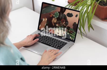 Frau spielt Poker und wettet, Casino. Spielkonzept Stockfoto