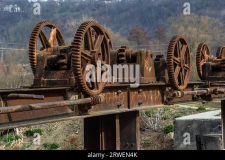 Alte mechanische Metallgetriebemechanik am verlassenen Damm. Stockfoto