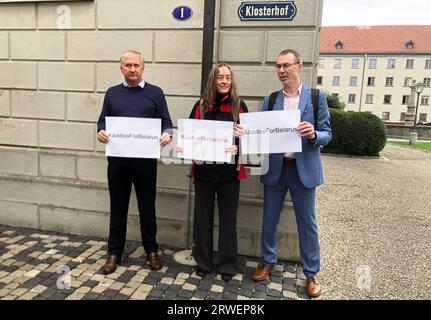 19. September 2023, Schweiz, St. Gallen: Pavel Sapelko (l-r), Mitglied des Exekutivkomitees der belarussischen Menschenrechtsorganisation Viasna, Anja Härtwig und Philip Grant von Trial International halten vor dem Prozess gegen Juri Garavsky aus Belarus am St. Kantonsgericht Gallen. Zum ersten Mal befasst sich ein Gericht mit der Frage, ob die autoritäre Regierung von Alexander Lukaschenko in Weißrussland Todesschwadronen zur Unterdrückung von Oppositionellen eingesetzt hat. Nach eigenen Aussagen war Garavsky an der Ermordung von drei Oppos beteiligt Stockfoto