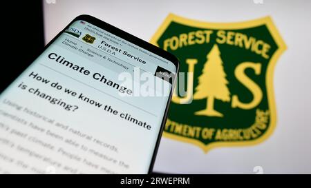 Mobiltelefon mit Webseite des United States Forest Service (USFS) auf dem Bildschirm vor dem Logo. Konzentrieren Sie sich auf die obere linke Ecke des Telefondisplays. Stockfoto