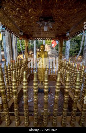 Eine Buddha-Statue steht neben dem Mondstein, der von Arahath Mahinda nach Mihinthale in Sri Lanka gebracht wurde. Stockfoto